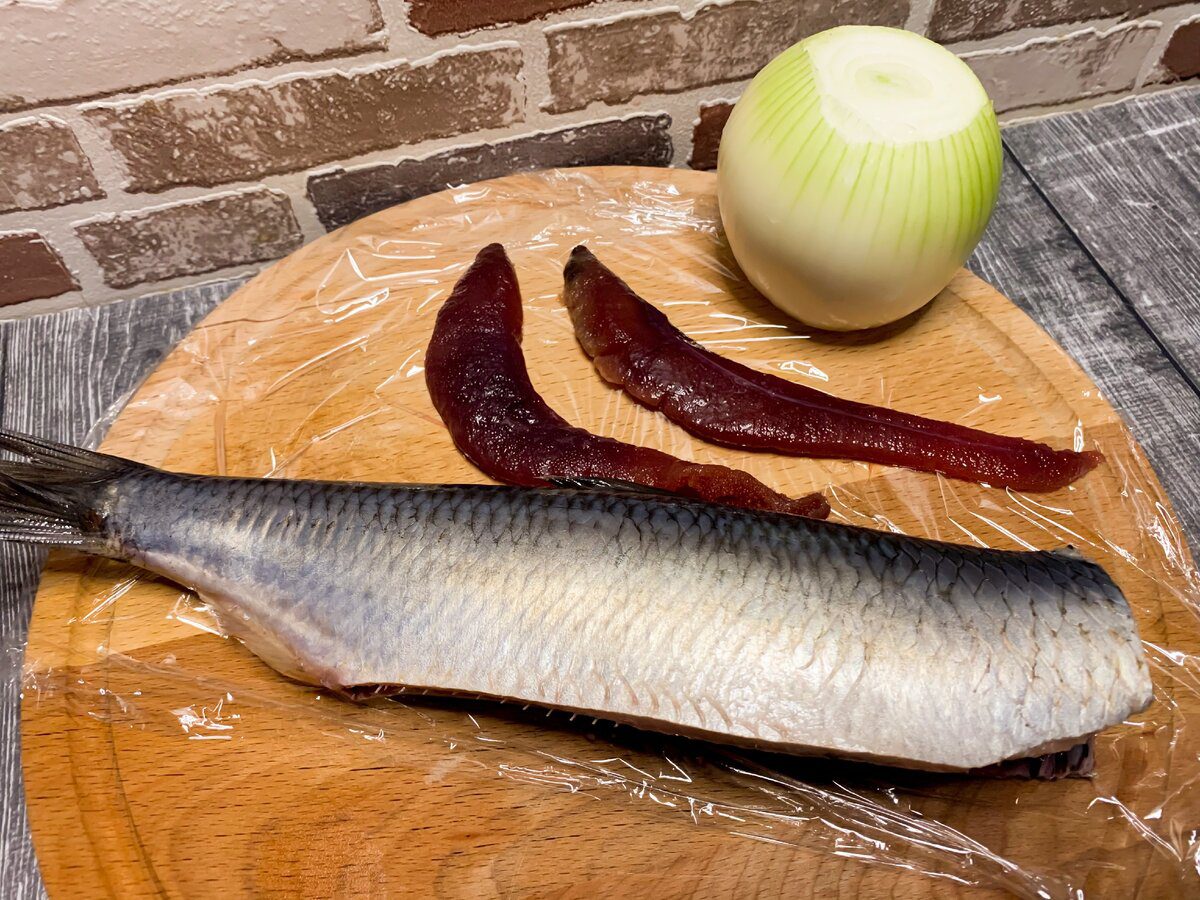 Кулінарні експерти розповіли, як правильно перетворити цілий оселедець на ніжне філе без кісточок