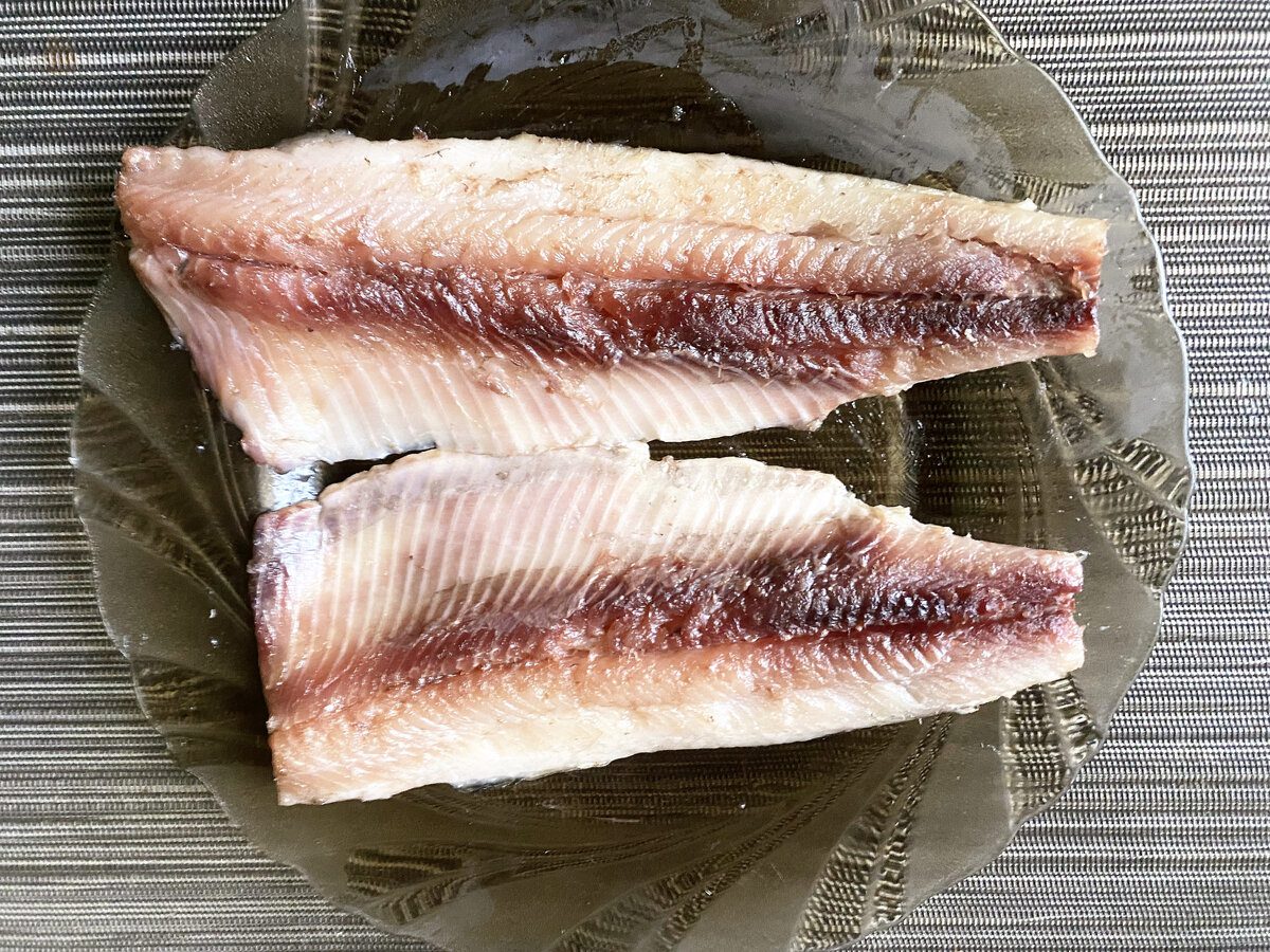 Кулінарні експерти розповіли, як правильно перетворити цілий оселедець на ніжне філе без кісточок