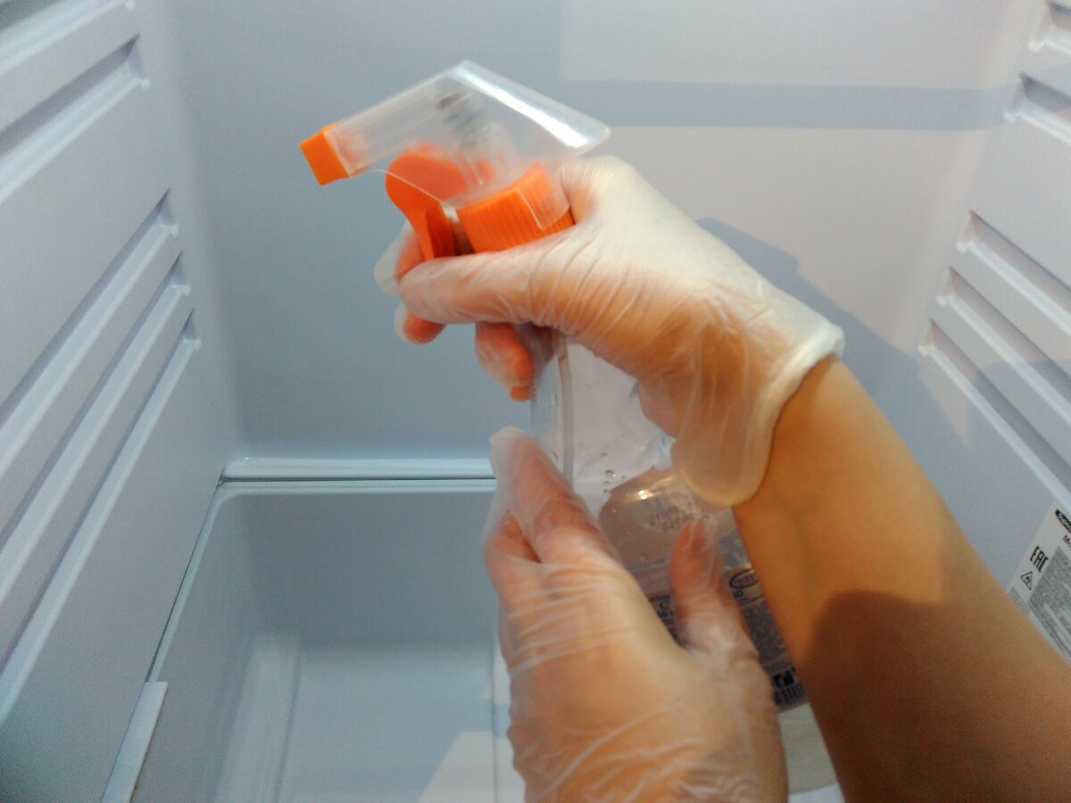 Експерти розповіли, як позбутись від неприємного аромату в морозильній камері простим засобом