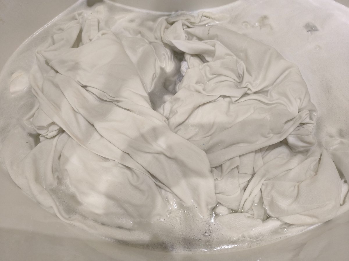 Експерти порадили спосіб, як випрати старий тюль до білосніжного стану – проста порада