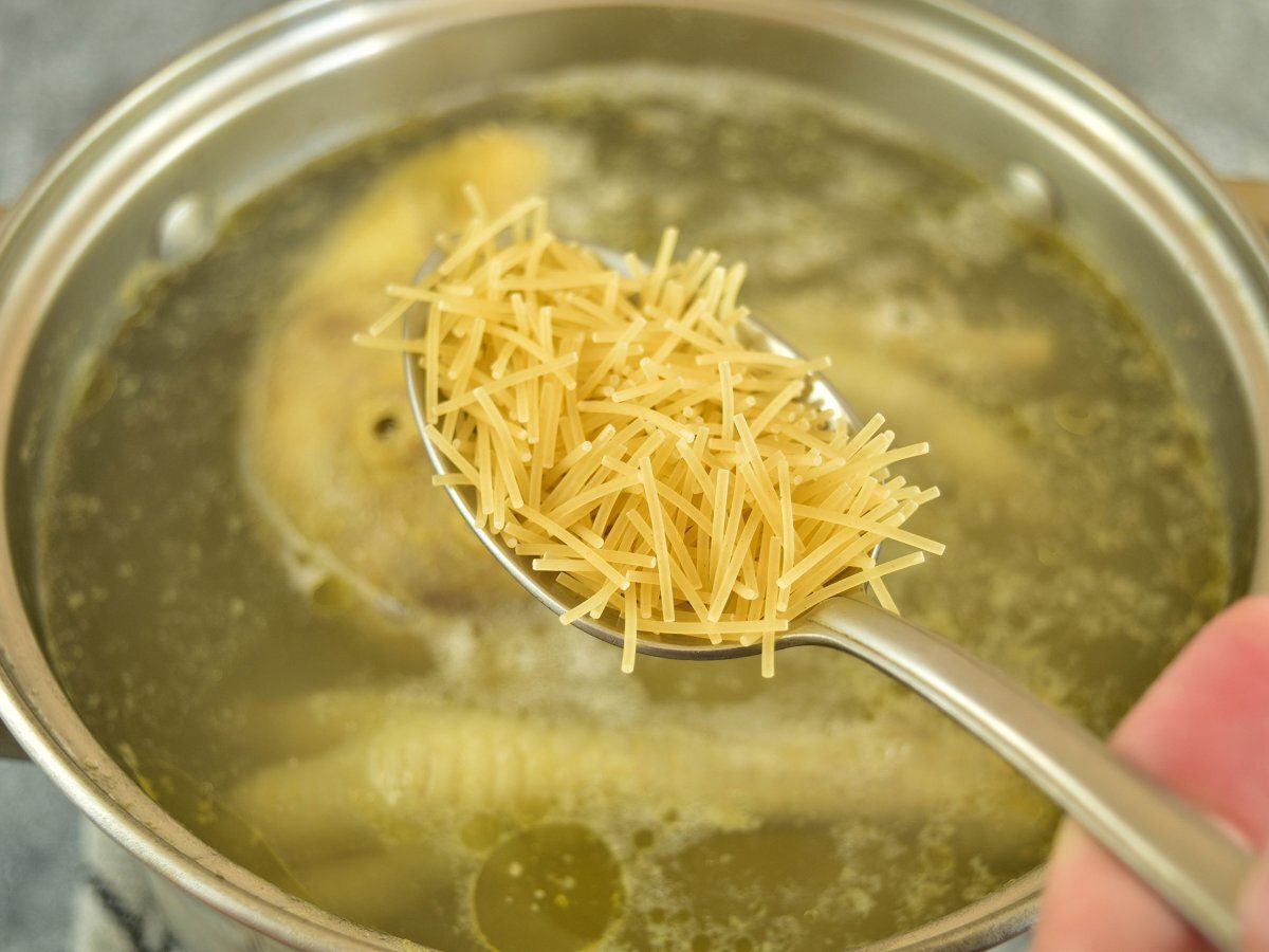 Господині поділились перевіреним рецептом бюджетного, але дуже смачного супу – проста страва