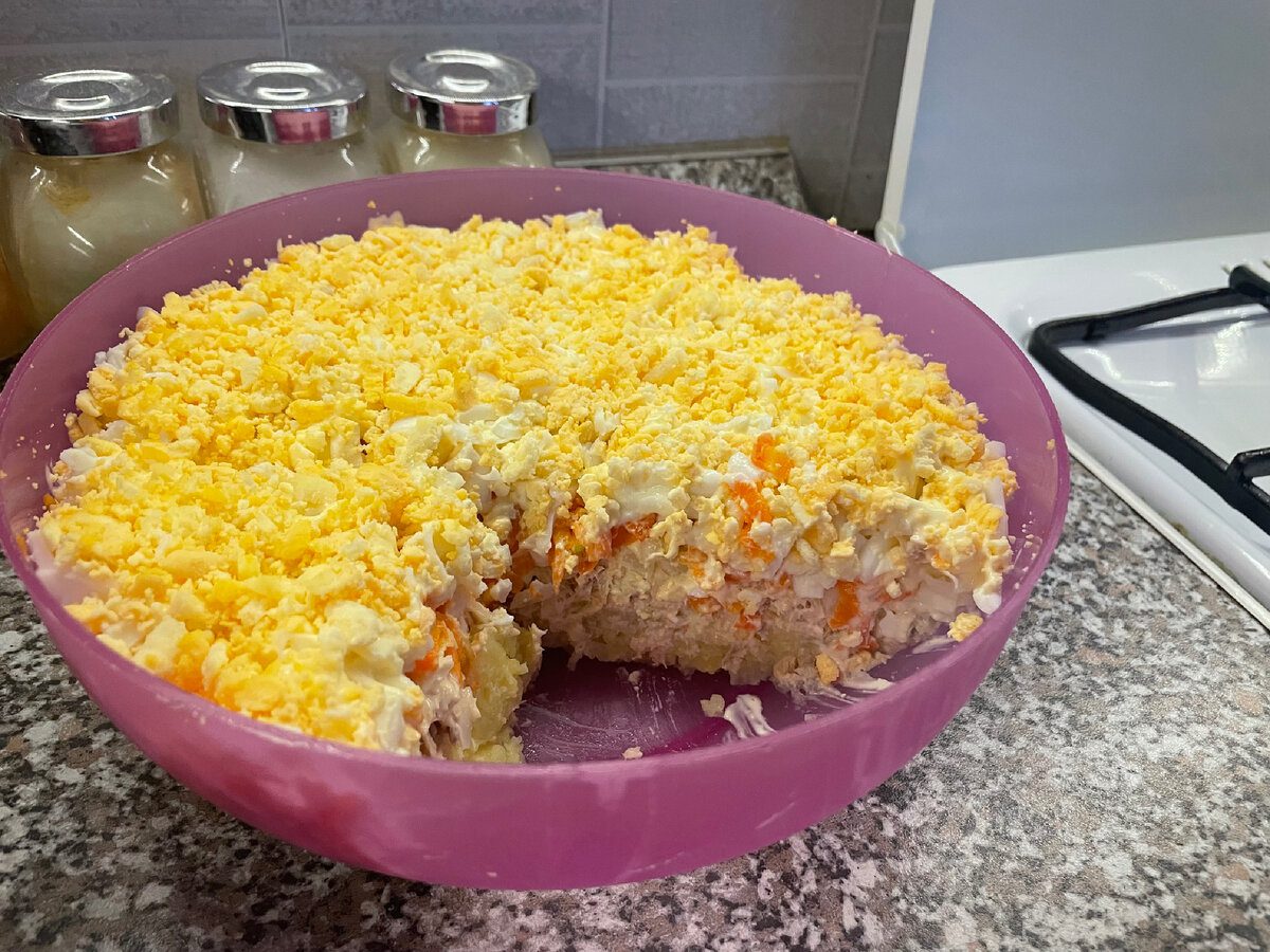 Кулінари розповіли, як приготувати смачний салат Хризантема, який точно замінить Мімозу