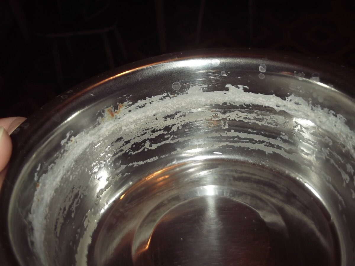 Експерти пояснили, яким простим способом можна легко очистити каструлі від старого накипу