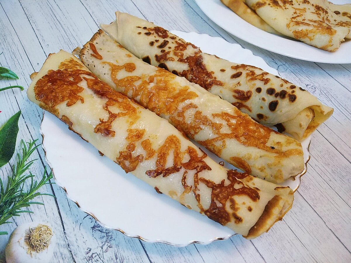 Господині розповіли, як приготувати апетитні млинці з ніжною та смачною начинкою