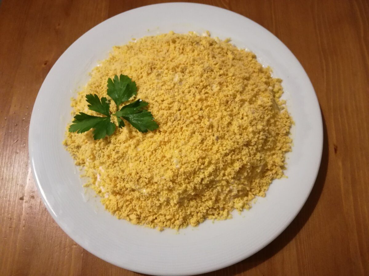 Кулінари розповіли, як приготувати смачний салат Хризантема, який точно замінить Мімозу