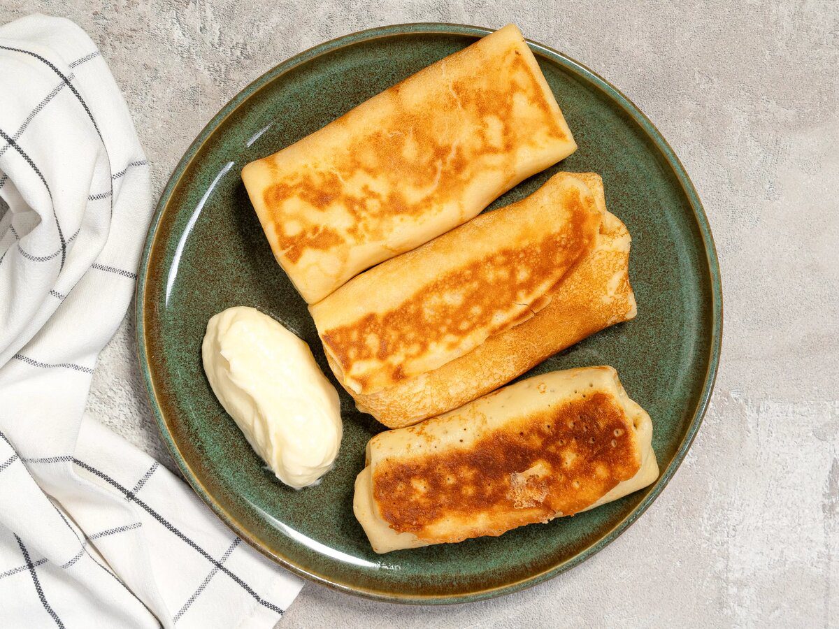 Господині розповіли, як приготувати апетитні млинці з ніжною та смачною начинкою