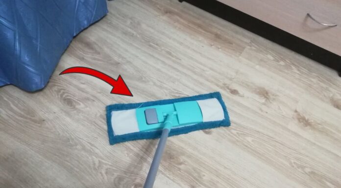 Додаю 2 ложки гірчичного порошку під час миття підлоги – блищить що ламінат, що лінолеум, що плитка Господині показали бюджетний лайфхак, щоб підлога після миття сяяла. Фото: скріншот з відео