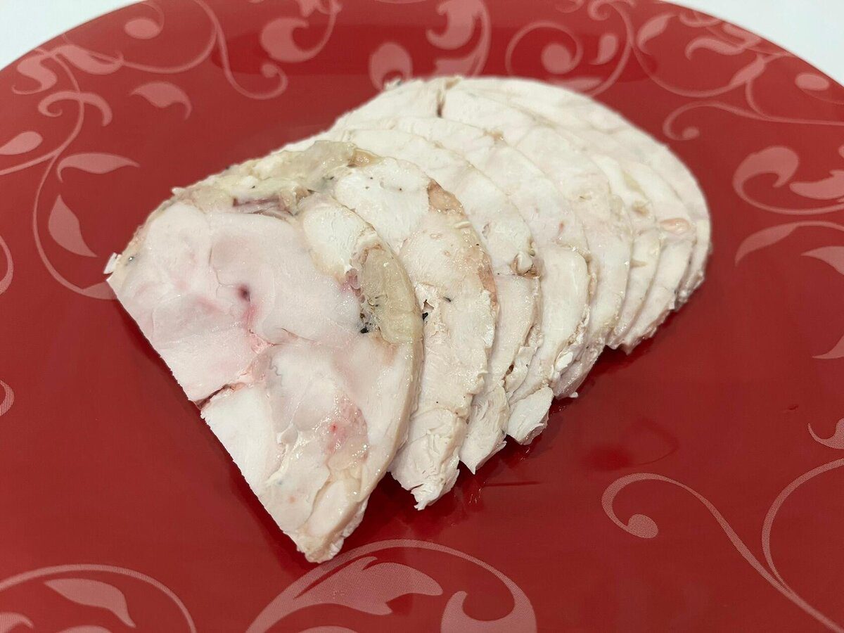 Кулінари розповіли, як приготувати смачну шинку зі звичайного курячого філе нашвидкуруч