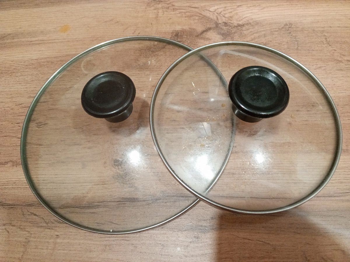 Експерти розповіли, як очистити кришки каструлі від залишків жиру та бруду максимально просто