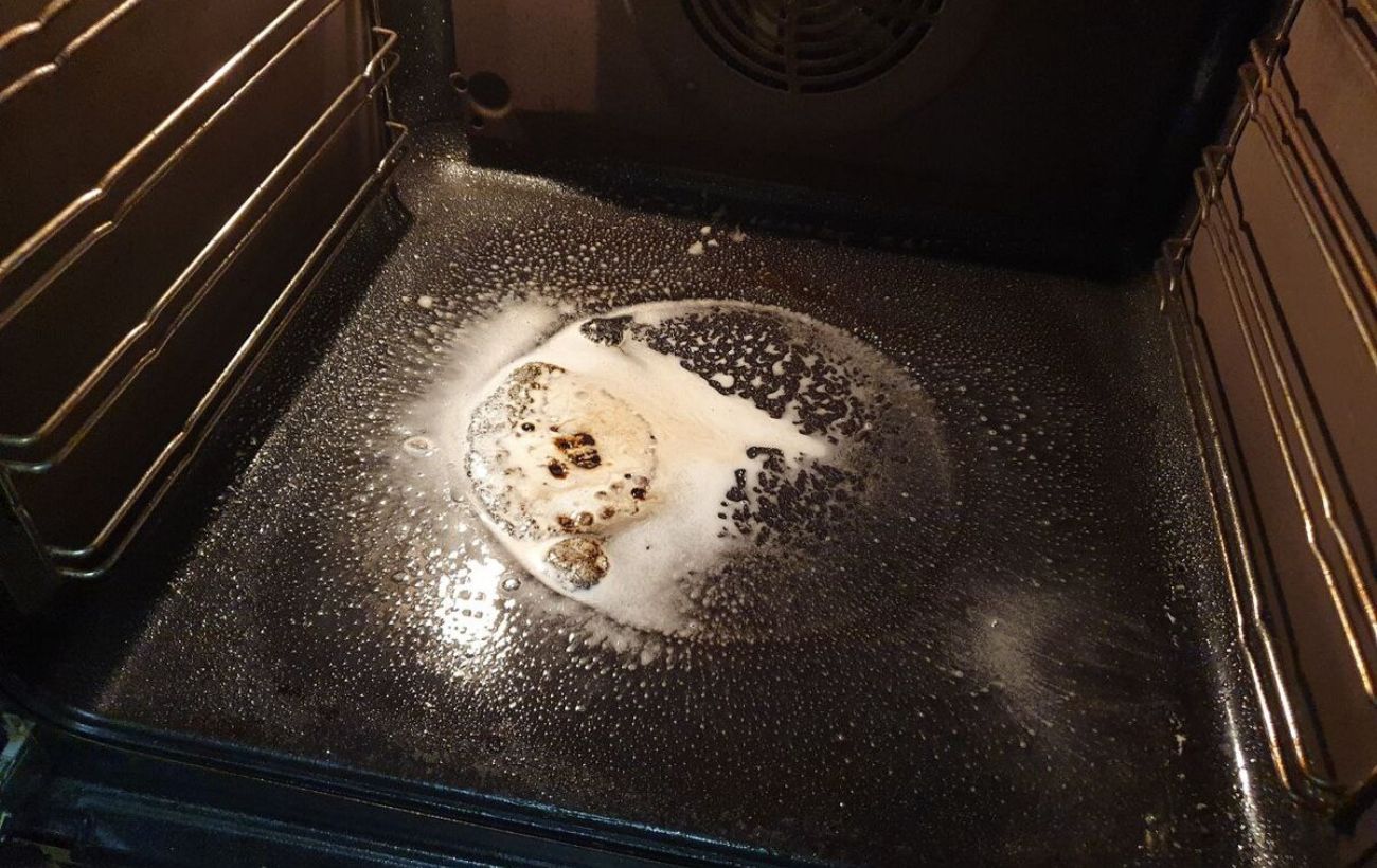 Експерти розповіли, як швидко очистити духовку від багаторічного нагару та жиру