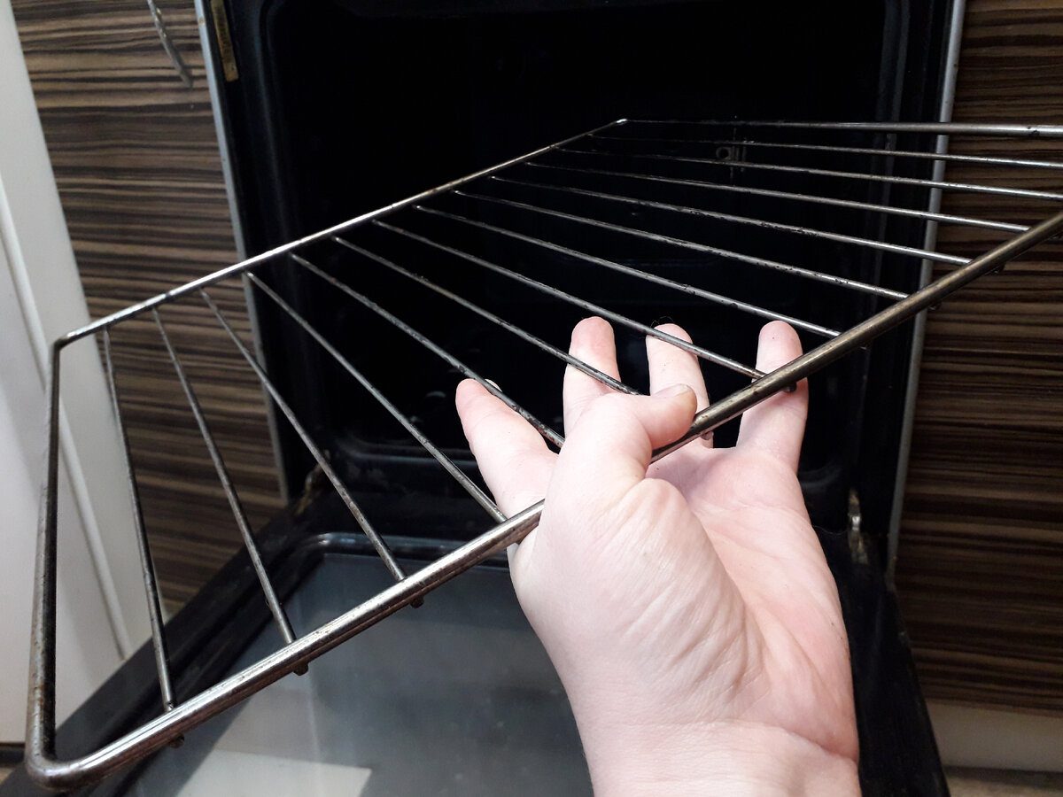 Експерти розповіли, як швидко очистити духовку від багаторічного нагару та жиру