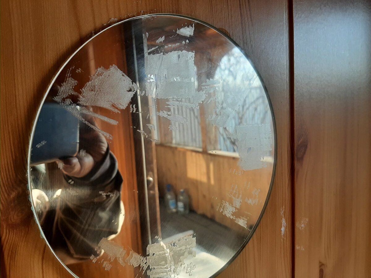 Експерти розповіли, як очистити дзеркало до ідеального блиску простим і доступним засобом