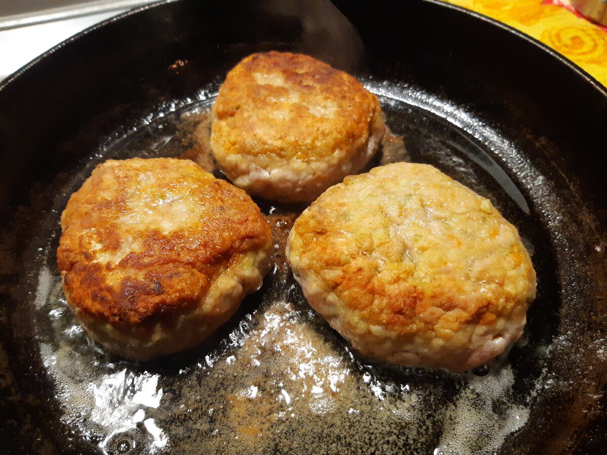 Кулінарні експерти розповіли, як приготувати смачні котлети, аби вони не вбирали зайву олію