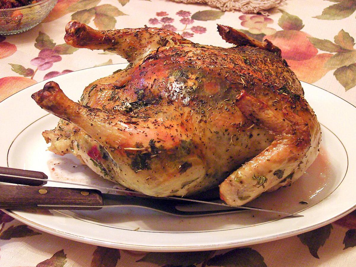 Експерти пояснили, як правильно готувати смачну курку, аби скоринка була золотиста й хрустка
