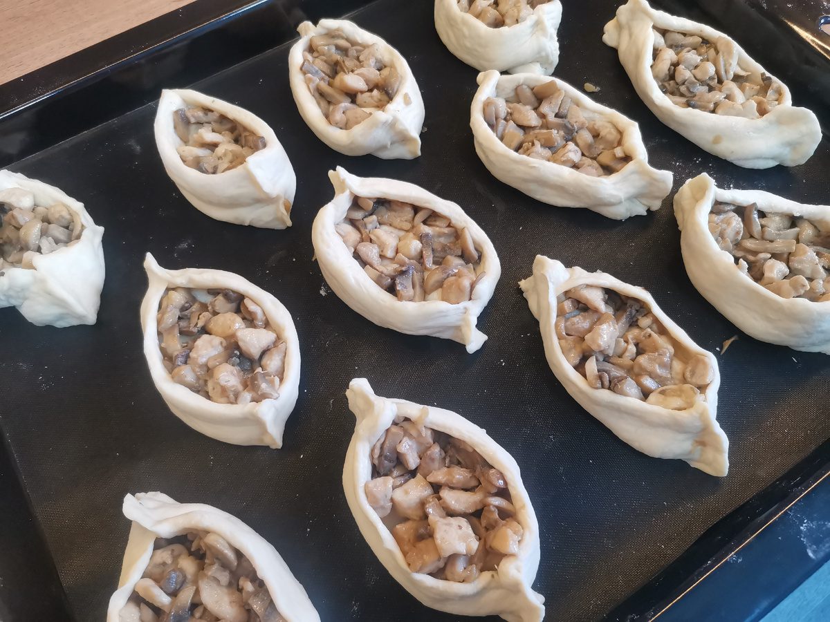 Кулінари розповіли, як приготувати смачні слойки з м'ясною начинкою за пів години – простий рецепт