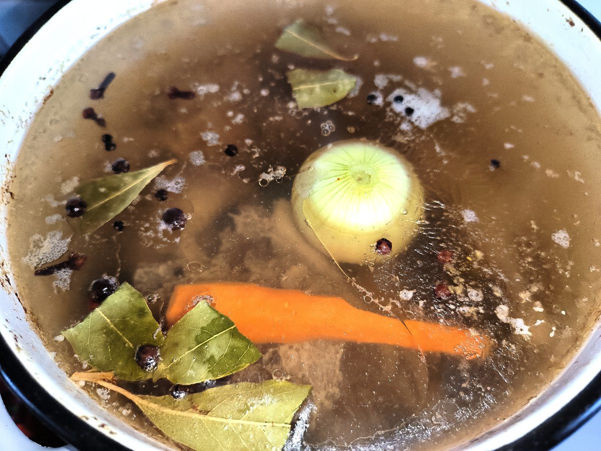 Кулінари розповіли, які спеції для холодцю допоможуть значно покращити смак готової страви