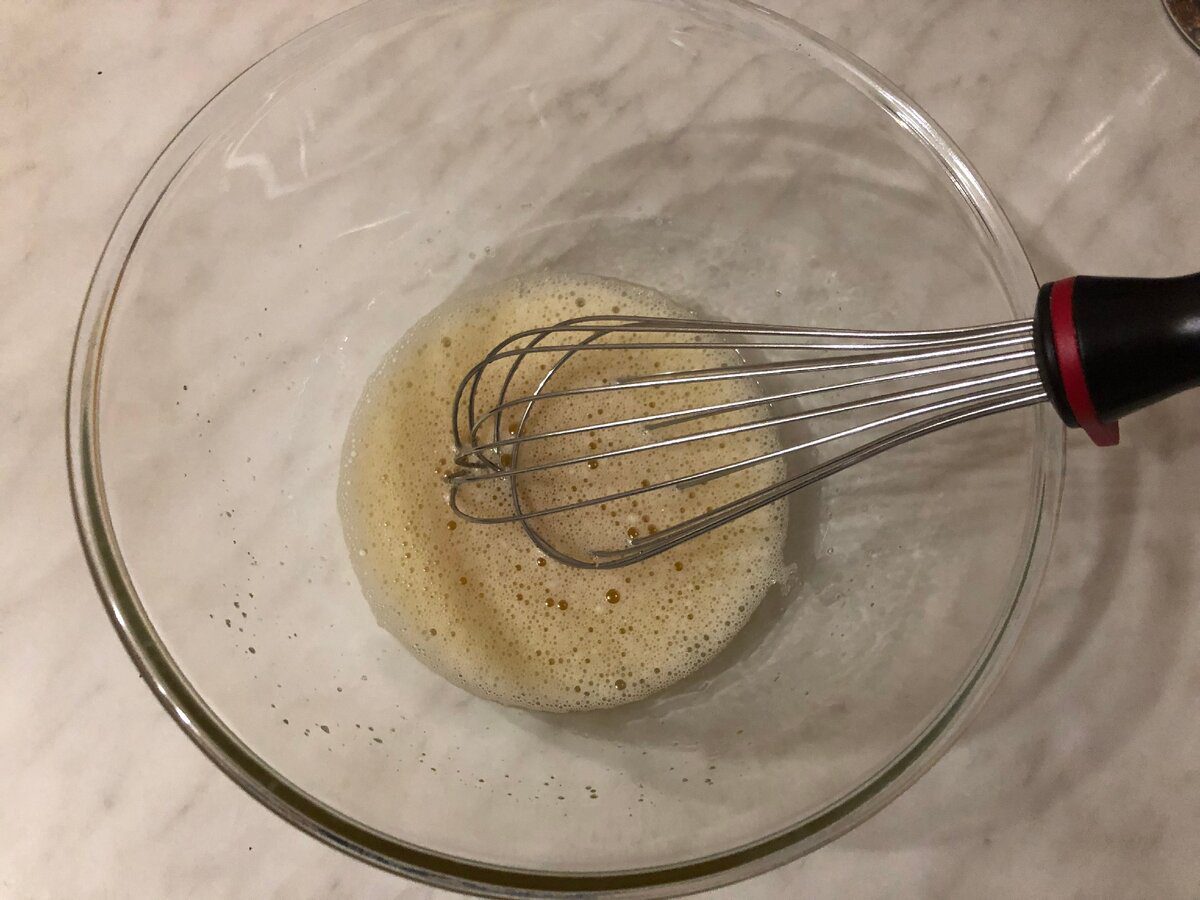 Експерти пояснили, як без додавання молока та курячих яєць приготувати пухкі млинці