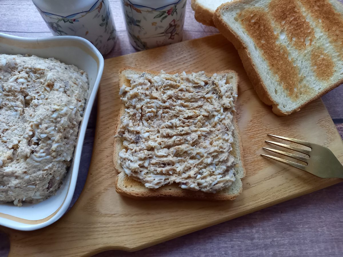 Кулінари розповіли, як приготувати смачні закусочні бутерброди із запеченою скумбрією швидко