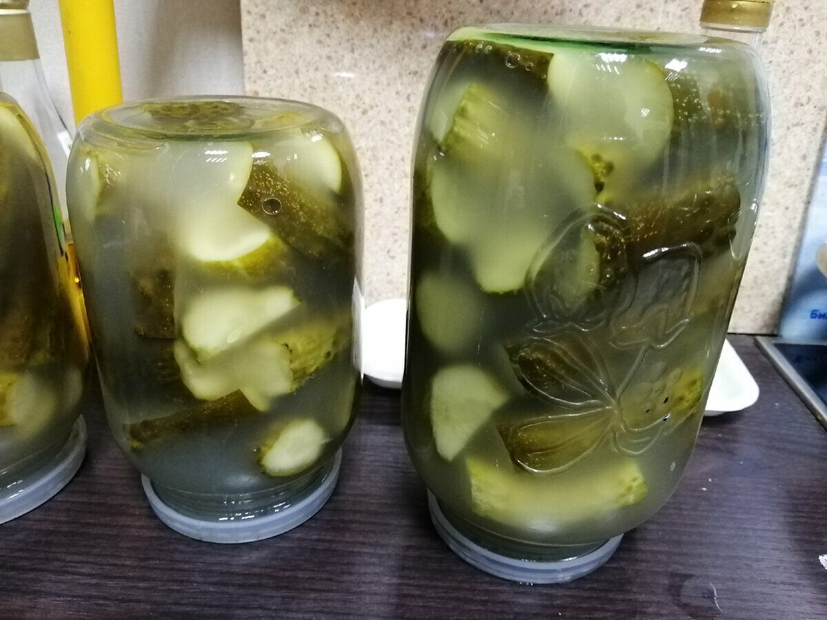 Господині розповіли, як правильно маринувати огірки, аби вони були хрусткі та соковиті