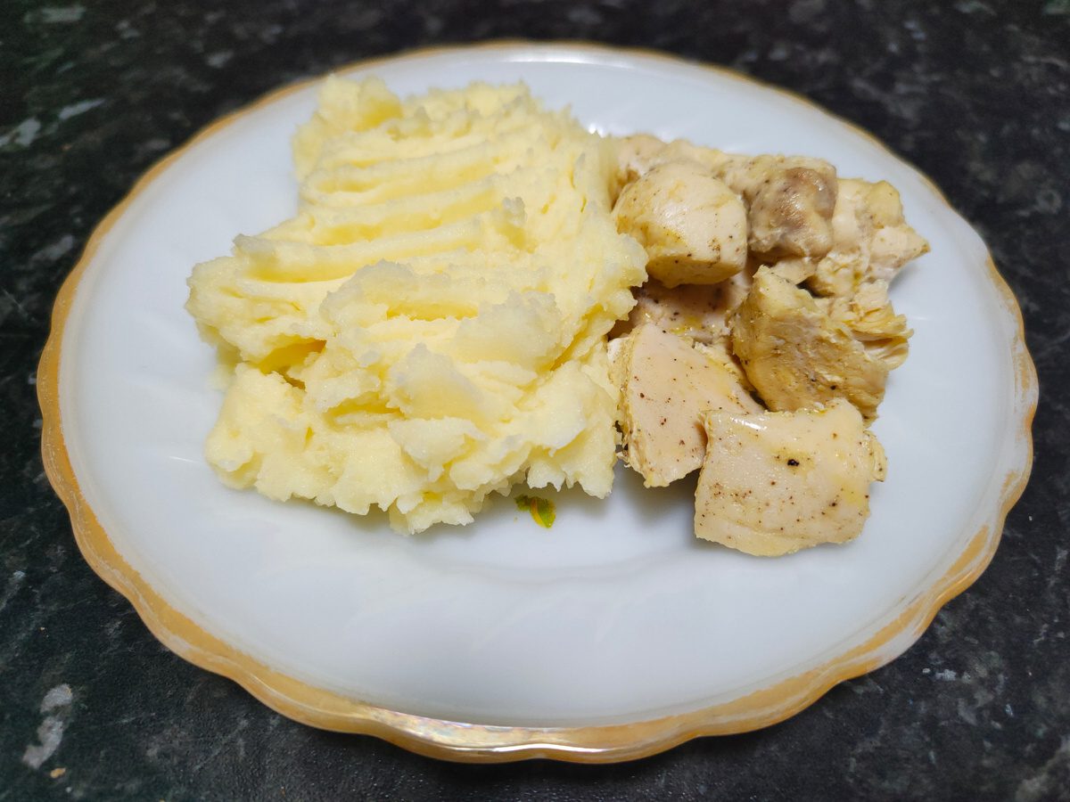 Експерти розповіли про лайфхак із ковдрою, який допоможе зробити картопляне пюре пишним