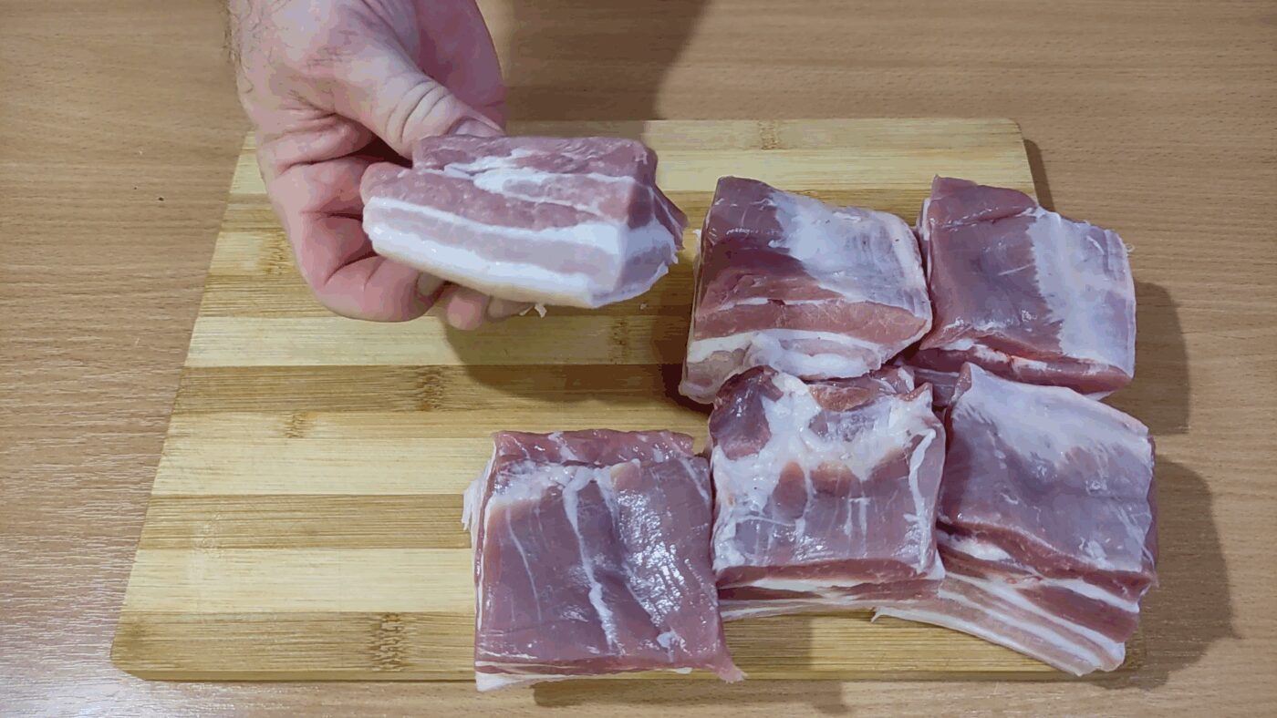 Кулінари розповіли, як замаринувати свиняче сало в цибулевому лушпинні – простий рецепт