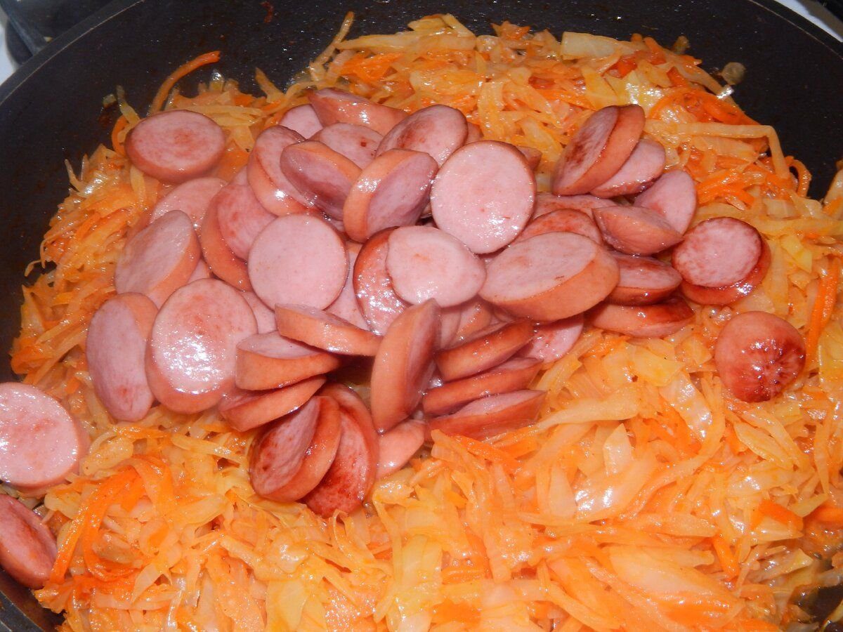 Кулінари поділились смачним рецептом вечері з капусти та мисливських ковбасок нашвидкуруч