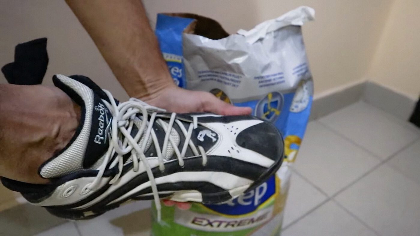 Експерти пояснили, як швидко позбутися неприємного запаху у взутті