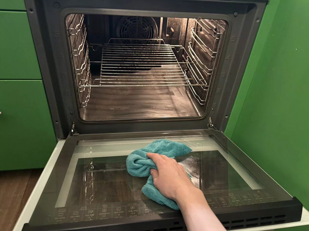 Експерти розповіли, як очистити духовку від бруду та накипу без використання побутової хімії