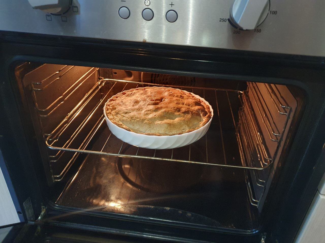 Експерти розповіли, як очистити духовку від бруду та накипу без використання побутової хімії