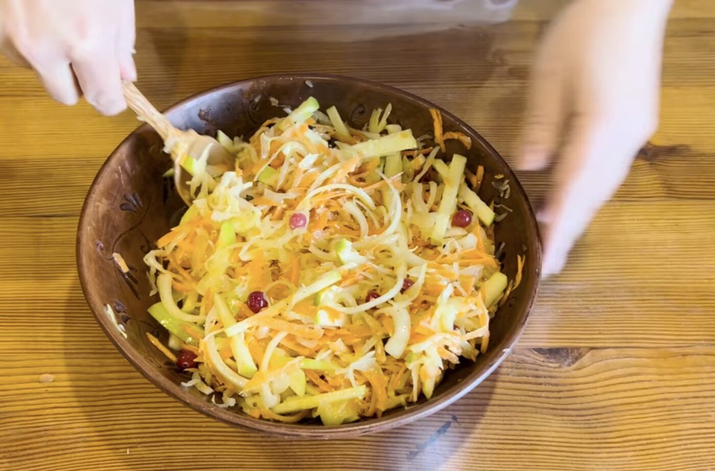 Легкий салат з квашеною капустою