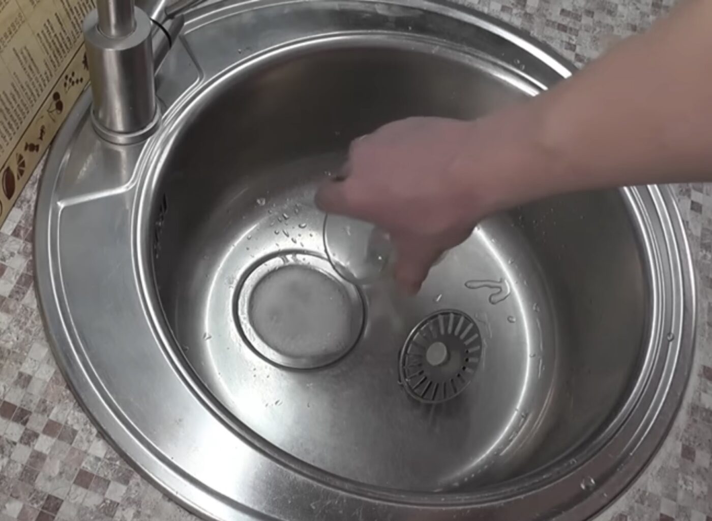 Як почистити зливні труби від засмічення