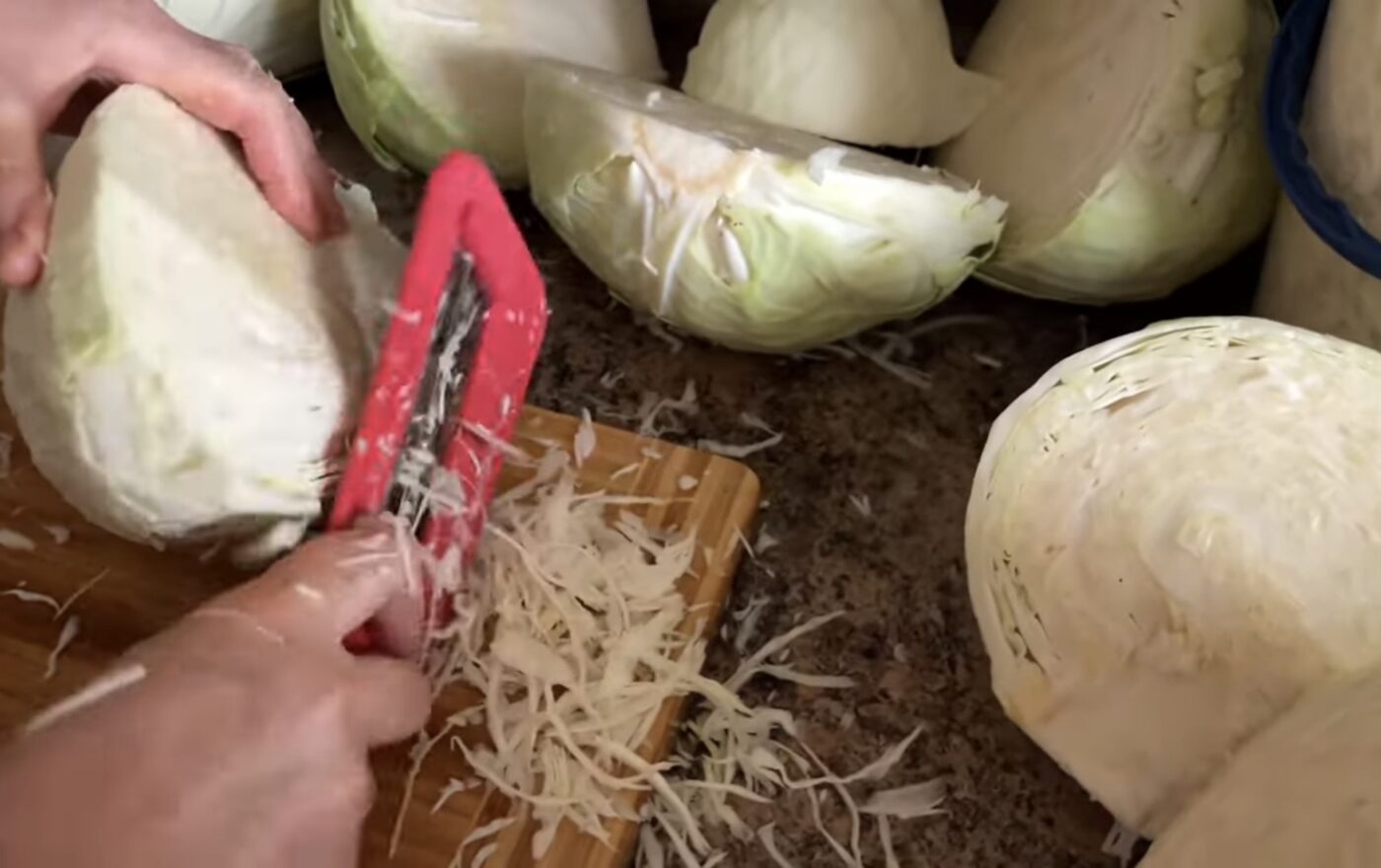 Як квасити капусту, аби заготівля стояла місяцями хрумка