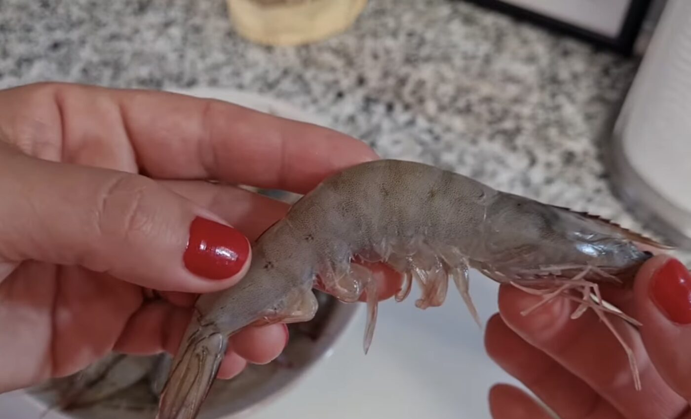 Як швидко і легко почистити креветки