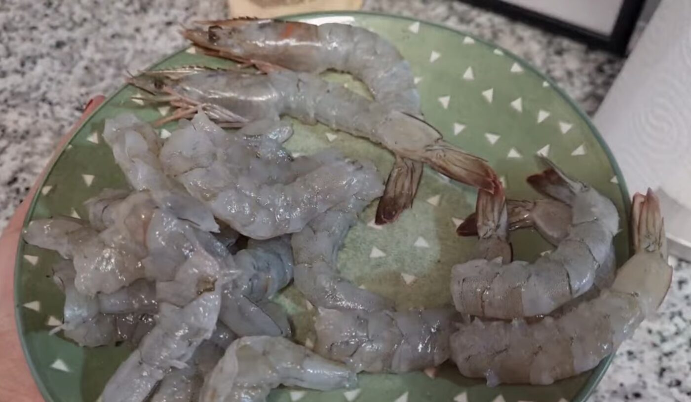 Як швидко і легко почистити креветки