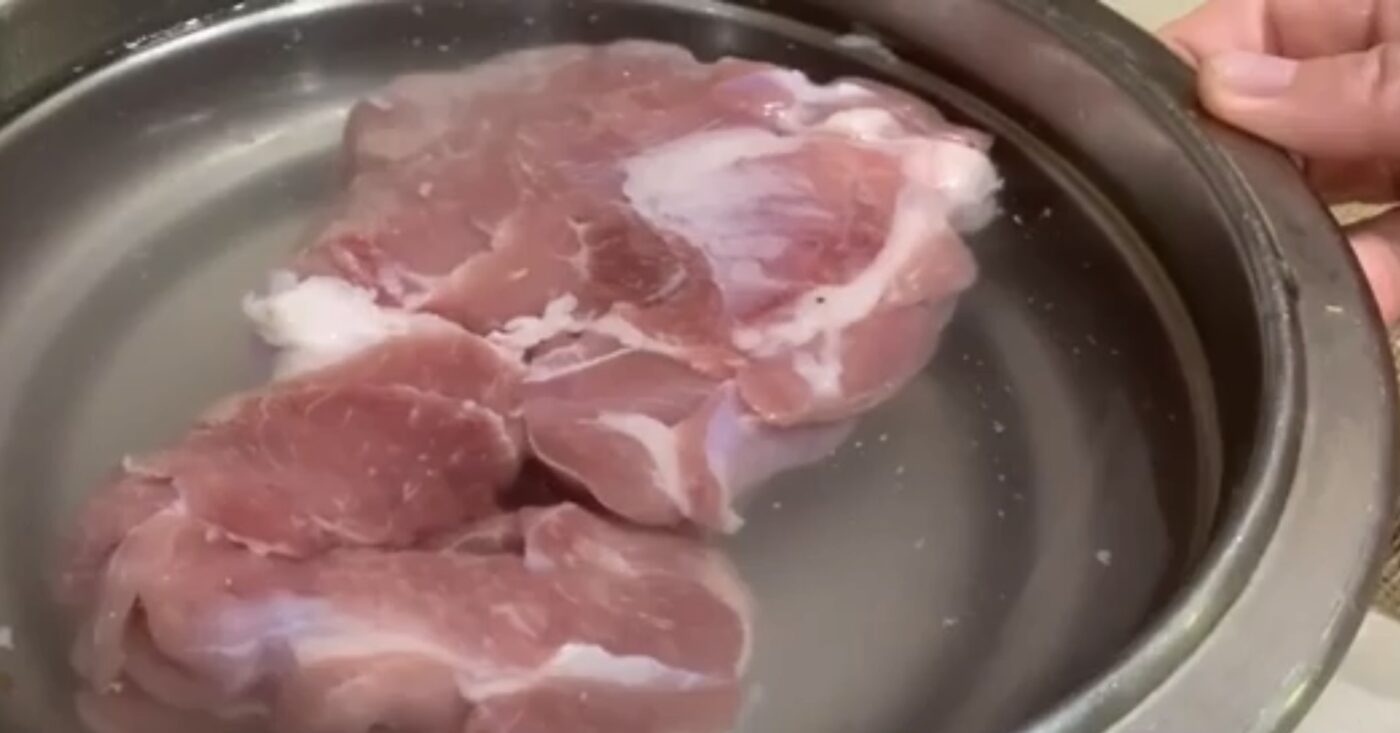 Простий метод розморожування мʼяса