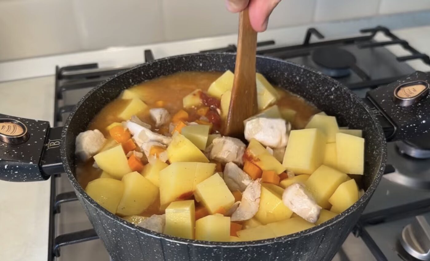 Як зробити смачну тушковану картоплю