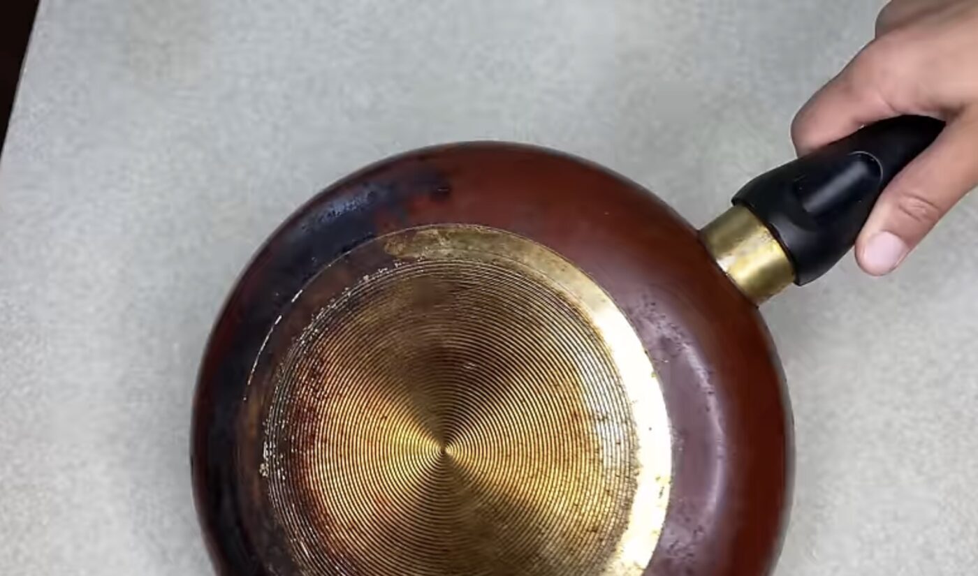 Як екологічно очистити сковорідки від нагару