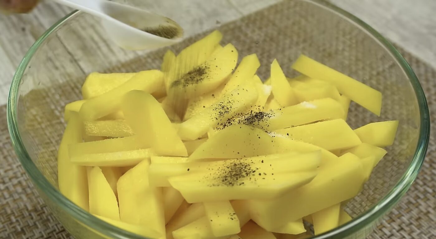 Як смажити картоплю, аби вона була хрусткою й не жирною
