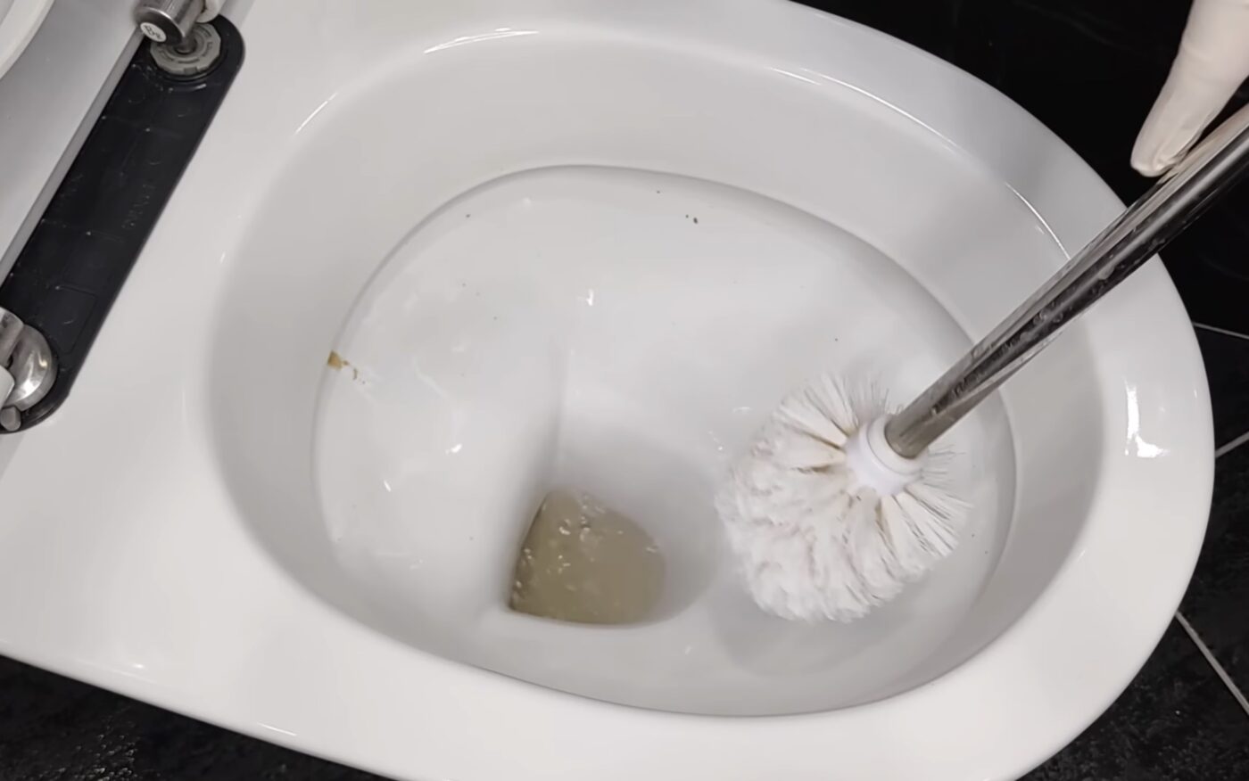 Як без хімії відбілити унітаз