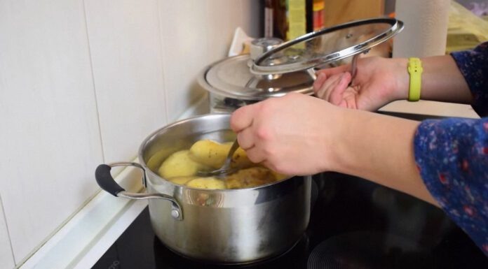 Не зливаю воду після варіння картоплі, а ось де використовую: 3 застосування для краси й кулінарії Господині показали, як використати воду після варіння картоплі