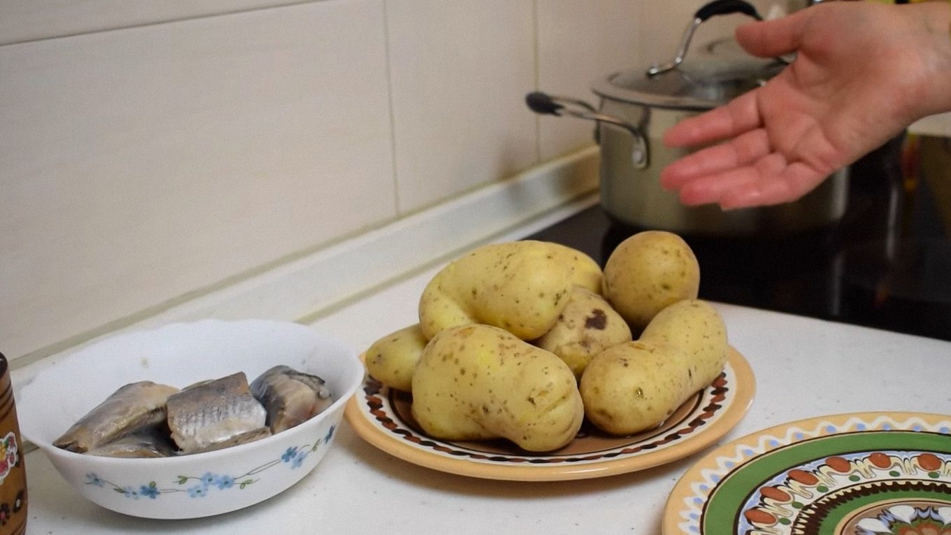 Кухарі пояснили, навіщо надрізати шкірку картоплі для варіння в мундирі