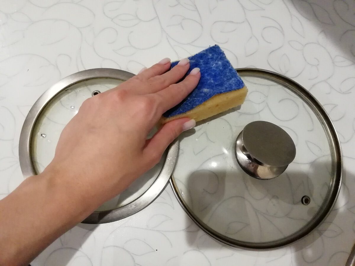 Експерти розповіли, як очистити кришки каструлі від залишків жиру та бруду максимально просто