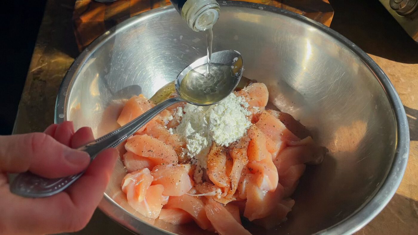 Господині показали, як приготувати простий та смачний маринад для курки