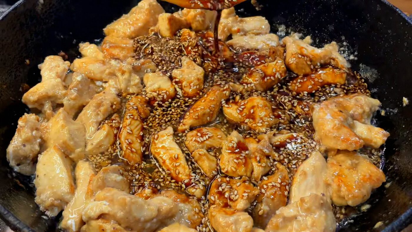 Кухарі поділилися простим рецептом смаженої курки у кисло-солодкому соусі