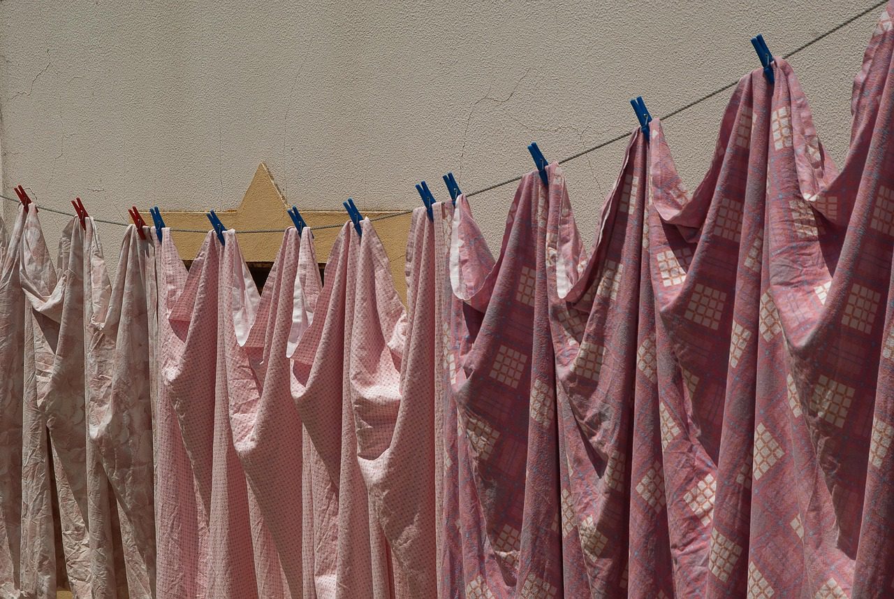 Експерти пояснили, чому не можна сушити білизну на батареї або біля неї – основні причини