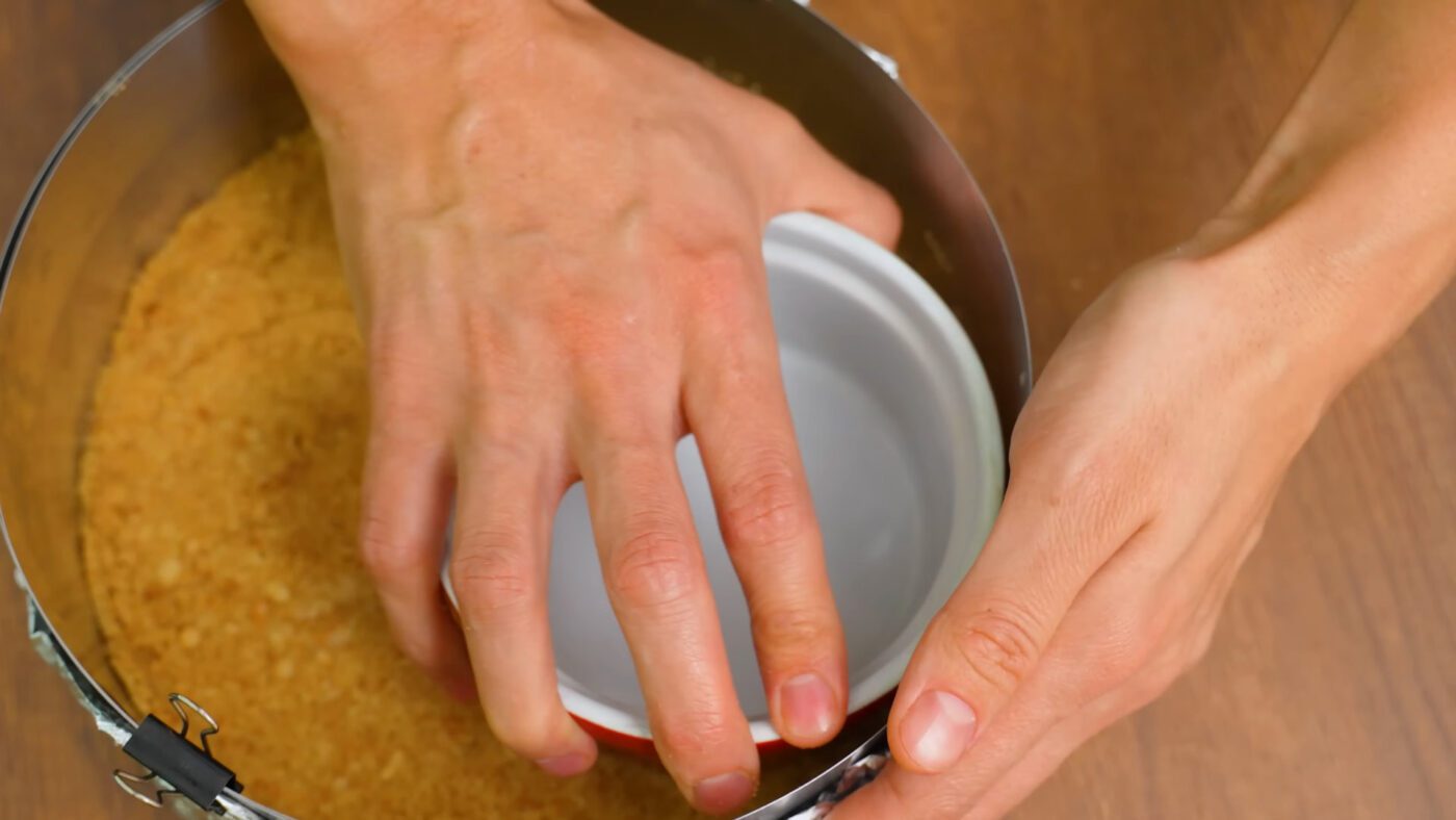 Кондитери показали, як приготувати мандариновий чизкейк без випічки