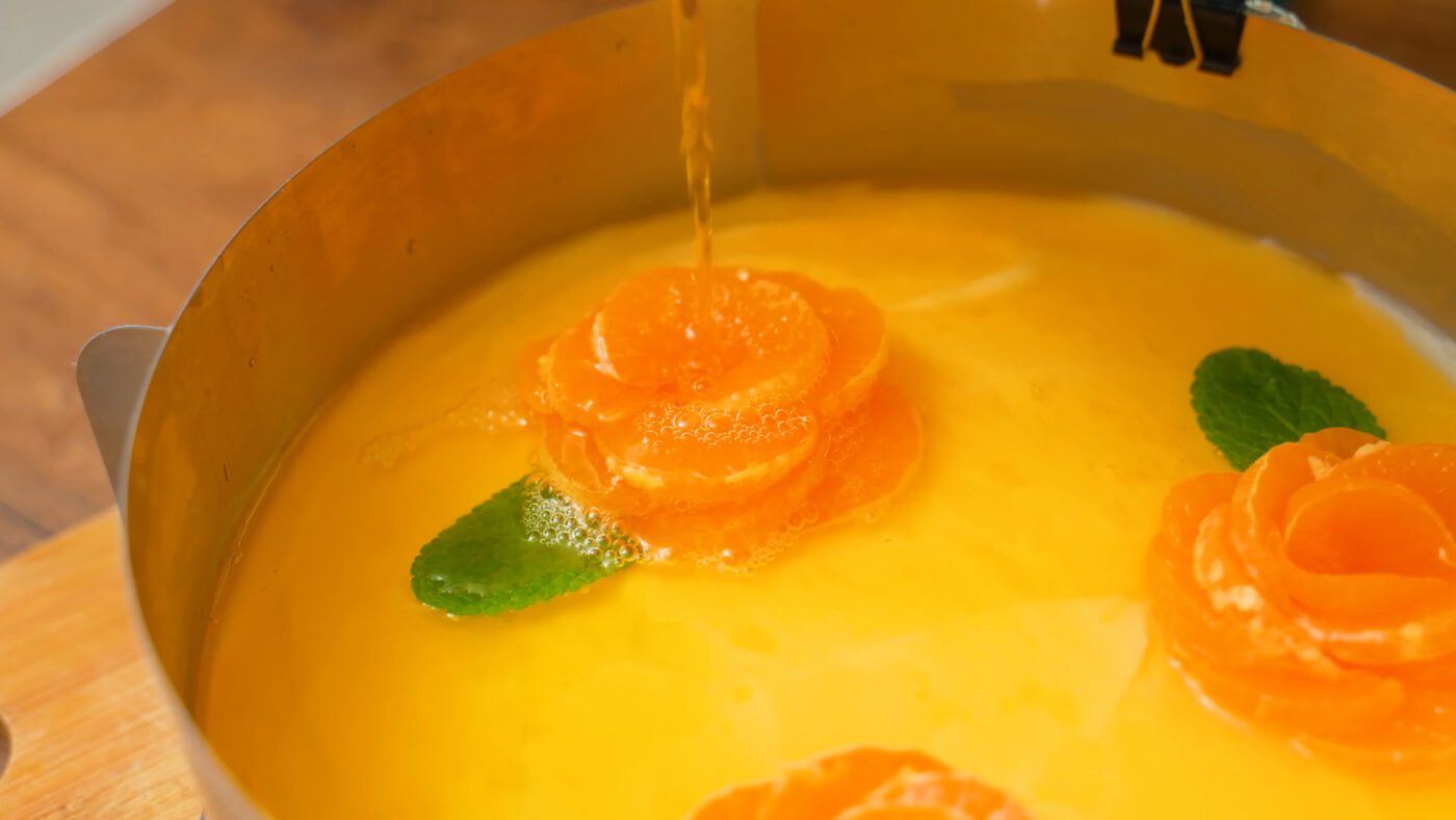 Виливайте желе акуратно, щоб не порушити шар крему