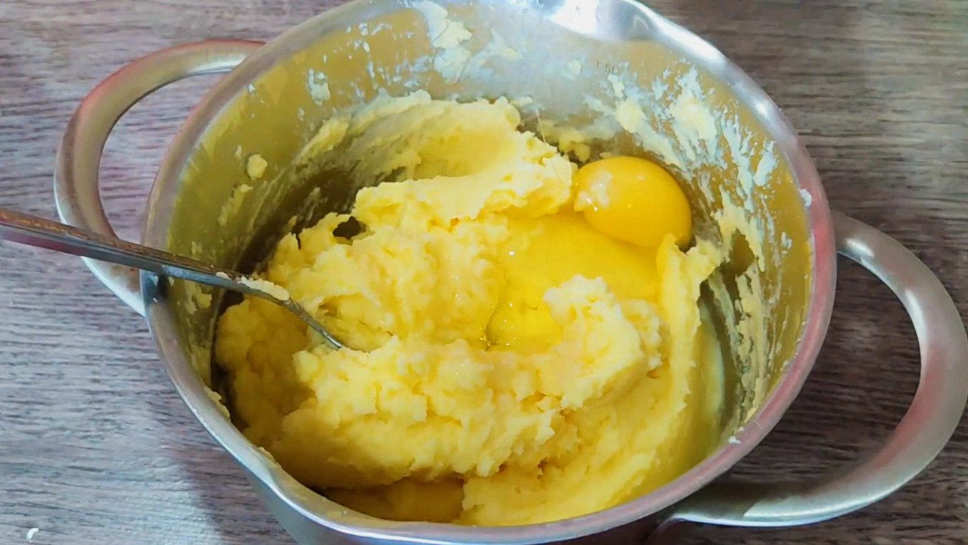 Картопляне пюре для троянд: до ще гарячої картоплі додайте вершки, масло та яйце