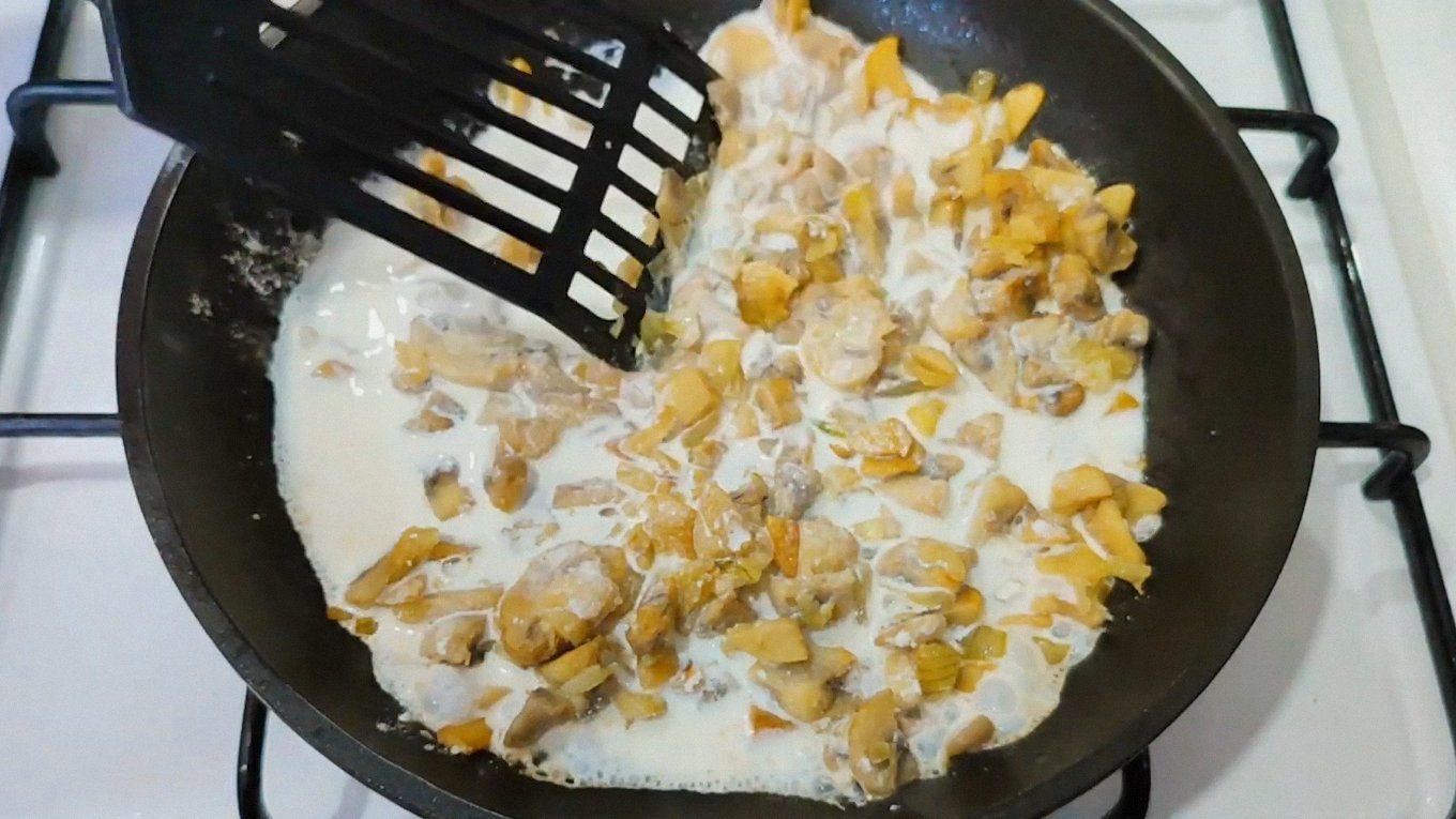 Грибний соус для м'яса: обсмажені печериці з цибулею у вершках на сковороді