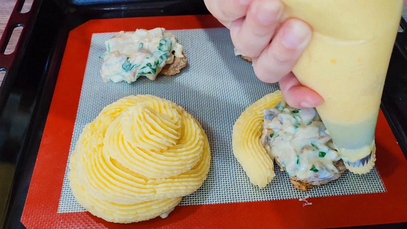 Формування страви: свинячі медальйони з грибами у вершковому соусі та картопляним пюре